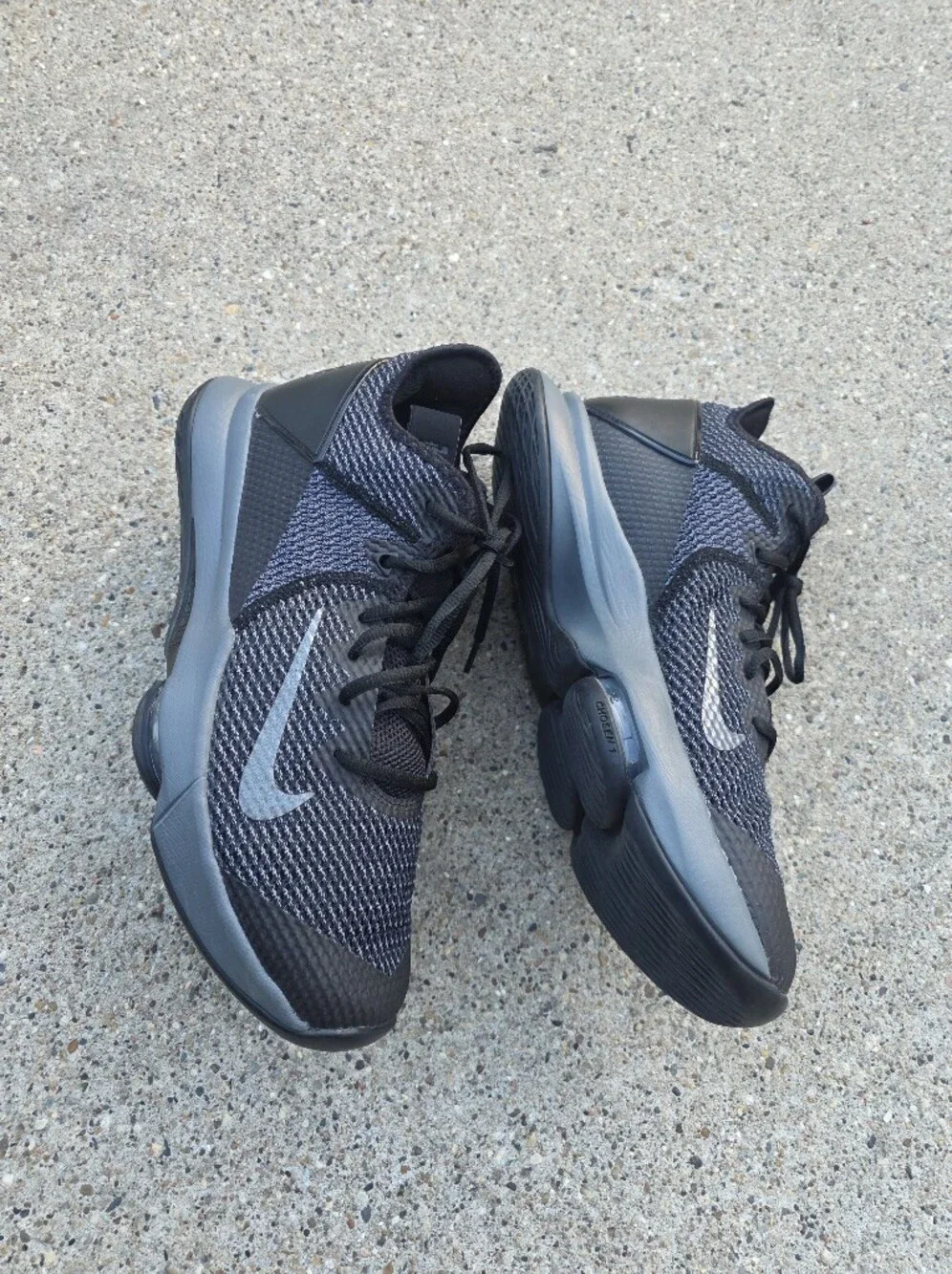 Nike Men's LeBron Witness IV Sneaker  Men Size 11